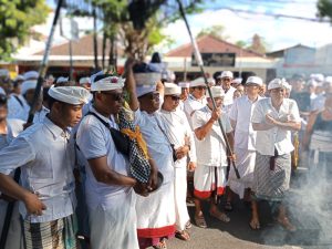 TIRTA PURA DALEM PEED DISAMBUT PULUHAN SADEG PATIH DI KUTA