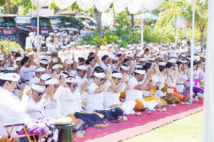 Bupati Badung I Wayan Adi Arnawa bersama Ketua DPRD Kabupaten Badung I Gusti Anom Gumanti sembahyangan bersama, minggu 21/9/2025 di Pantai seseh (foto/Prokompim badung) 