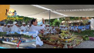 Foto: Desa Adat kuta gelar upacara mapahayu jagat dan mapekelem di segara kuta, minggu 21/9/2025 (Ajk/kutatv) 