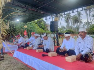 SMSI Tabanan Gelar Penglukatan Banyupinaruh Massal di Pantai Abian Kapas