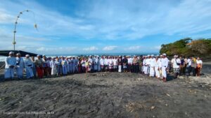 Foto; Kegiatan Panglukatan Banyupinaruh di Pantai Abiankapas Tabanan,minggu (7/9)