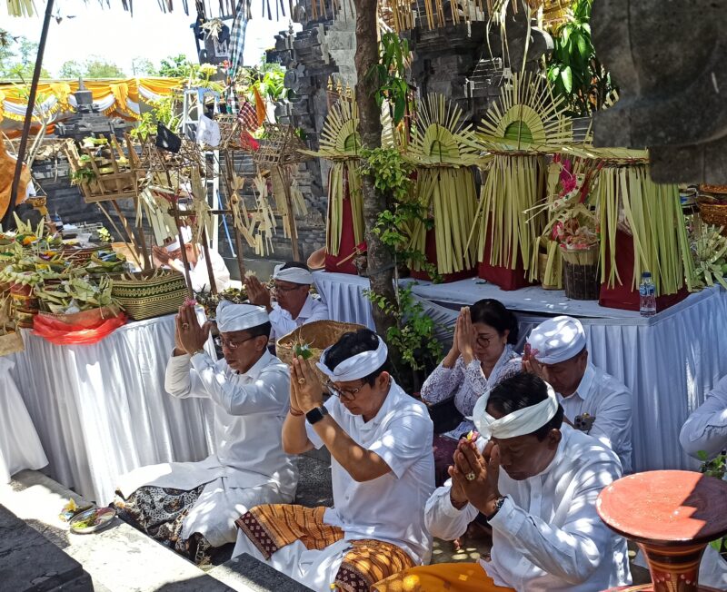 Foto : Bupati Badung Wayan Adi Arnawa, Ketua DPRD Badung I Gusti Anom Gumanti, Hadiri Upacara Dewa Yadnya dan meresmikan monumen Kalpataru di Pura Tirta Campuhan Kuta, rabu (15/10/2025) (Ajk/ktv)
