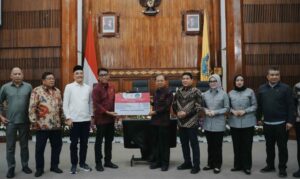 TERIMA BANTUAN - Gubernur Bali, Wayan Koster menerima bantuan sosial, kebencanaan, pendidikan agama, serta pemberdayaan masyarakat dari Komisi VIII DPR RI saat melakukan masa reses Persidangan I Tahun Sidang 2025–2026 di Denpasar, Jumat (3/10/2025). 
