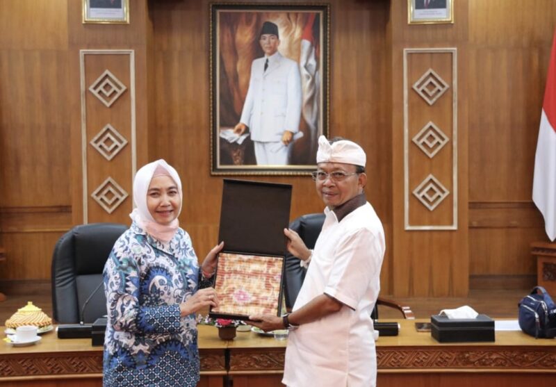 CENDERAMATA - Gubernur, Bali Wayan Koster membetrikan cenderamata kain endek kepada Kepala Badan Meteorologi, Klimatologi, dan Geofisika (BMKG) RI, Dwikorita Karnawati saat menerima kunjungan kerja, di Jayasabha, Denpasar, Rabu (8/10/2025). (foto : pas)

