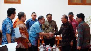 FOTO : Gubernur Bali Wayan Koster bersama Bupati Badung I Wayan Adi Arnawa memanggil manajemen Garuda Wisnu Kencana (GWK) pada Senin malam, 30 September 2025 pukul 22.30 WITA, di Jaya Sabha.