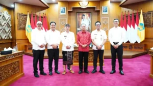 Ket Foto: Gubernur Bali Wayan Koster memimpin rapat koordinasi bersama sejumlah kepala daerah di Gedung Kertha Sabha, Jaya Sabha Denpasar, Rabu (1/10/2025).
