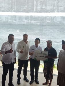 Pemerintah Kabupaten Badung Serahkan Batuan Hari Raya Galungan di Kuta.