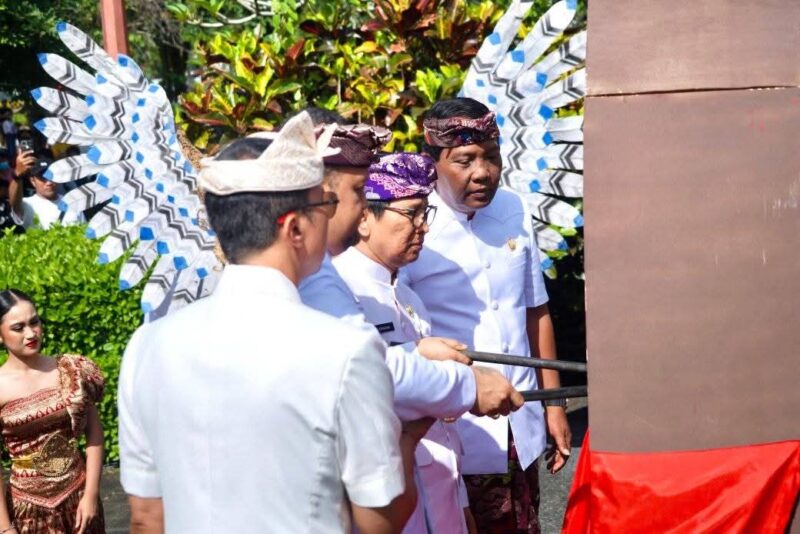 Ketua DPRD Badung I Gusti Anom Gumanti mendampingi Bupati Badung I Wayan Adi Arnawa,Wakil bupati Bagus Alit Sucipta, pada pelaksanaan Apel Peringatan Hari Ulang Tahun (HUT) ke-16 Ibu Kota Badung "Mangupura" di Puspem Badung, Minggu (16/11/025). 
