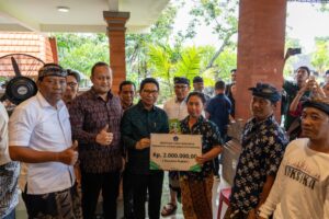 Pemerintah Kabupaten Badung serahkan  Bantuan Hari Raya Galungan di Kecamatan Mengwi dan Kuta Utara