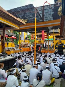 Hari Raya Kuningan Pemedek Padati Pura Dalem Agung Selukat