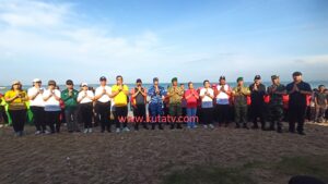 Gubernur Koster Pimpin Apel Kesiap siagaan Penanganan Sampah Laut Bali di Pantai Kuta