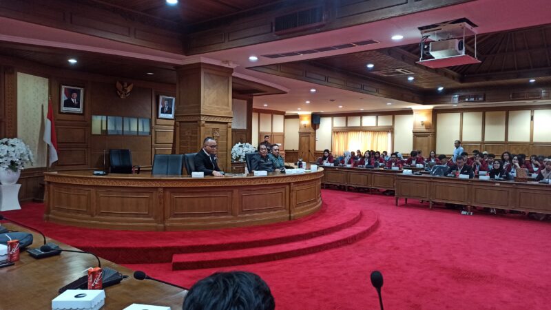 Ketua Komisi II DPRD Badung I Made Sada, menerima Kunjungan Mahasiwa Univ. Slamet Riyadi Surakarta, selasa(4/11/2025) Ajk/ktv