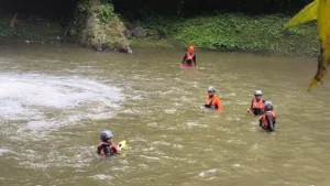 KORBAN TENGGELAM DI AIR TERJUN MENGENING DITEMUKAN MENINGGAL DUNIA