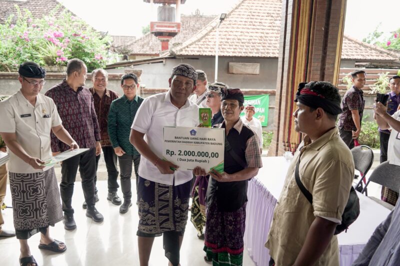 Ketua-DPRD-Badung-I-Gst-Anom-Gumanti menyerahkan secara simbolis Bantuan Hari Raya Galungan (Foto:hms bd)