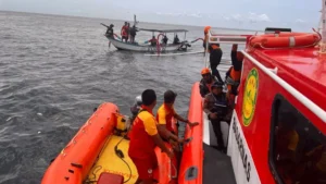 TIM SAR TEMUKAN NELAYAN YANG HILANG DI PANTAI KARANG SANUR