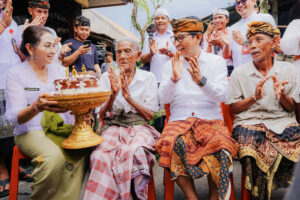 Bupati Adi Arnawa Serahkan Penghargaan Usia Harapan Hidup 75 Tahun