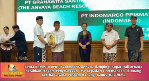 Bupati Adi Arnawa Serahkan Piagam Penghargaan TJSP Kepada 94 Perusahaan.