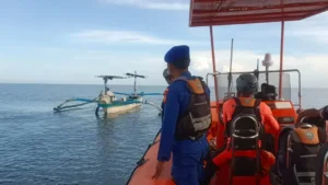 NELAYAN YANG TEROMBANG AMBING DI LAUTAN AKHIRNYA DITEMUKAN