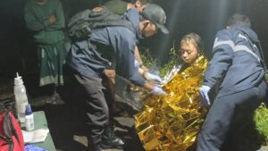 WISATAWAN PEREMPUAN TERBAWA ARUS SAAT SURFING DI PANTAI GEGER NUSA DUA