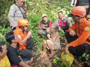 TIM SAR TEMUKAN NENEK HILANG DI LADANG