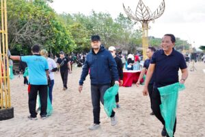 Ketua DPRD Badung Dampingi Aksi Bersih Pantai Bersama Menteri LH di Kedonganan.