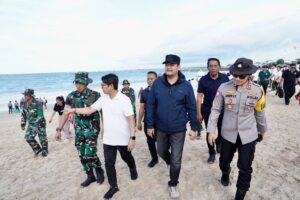 Aksi Bersih Sampah Laut di Pantai Kedonganan
