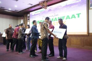 Wakil Ketua I DPRD Badung Hadiri Penyerahan Simbolis Manfaat Jamsostek pada Peringatan Bulan K3 Nasional.