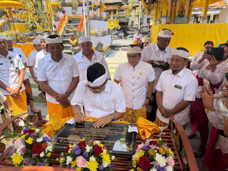 Bupati Adi Arnawa Tandatangani Prasasti Karya Mlaspas di Pura Dalem Kahyangan dan Pura Penataran Desa Adat Kuta