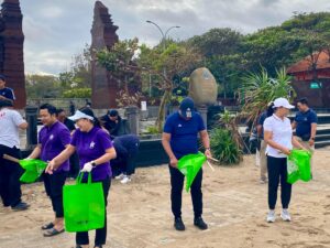 Ketua DPRD Badung gelar Korvei Aksi Bersih Sampah Laut di Pantai Legian Kuta.