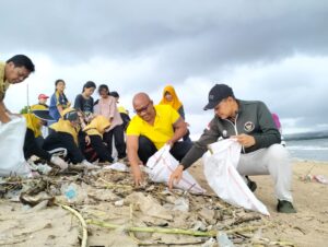 Hujan diserta Angin tidak menyurutkan Dewan Badung Bersama Warga Bersihkan Pantai Kedongan.