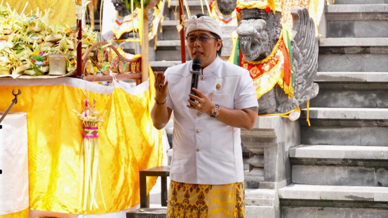 WAGUB BALI GIRI PRASTA HADIRI UPACARA MELASPAS DAN MENDEM PEDAGINGAN PURA DALEM KAHYANGAN KUTA