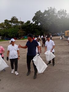 Ketua DPRD Badung Bersama Bupati Pimpin Korvei Aksi Bersih Sampah Laut di Pantai Kuta.