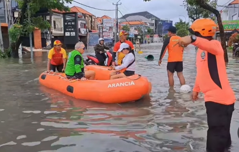 TIM SAR EVAKUASI KORBAN BANJIR DI DEWI SRI LEGIAN