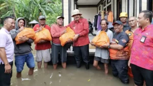 Pemkab Tabanan Serahkan Bantuan untuk Warga Terdampak Banjir di Desa Kediri