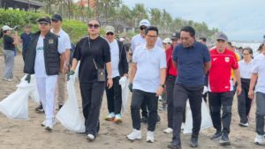 Ketua DPRD Badung Bersama Bupati Badung Pimpin Gerakan Bali Bersih Sampah di Pantai Petitenget.