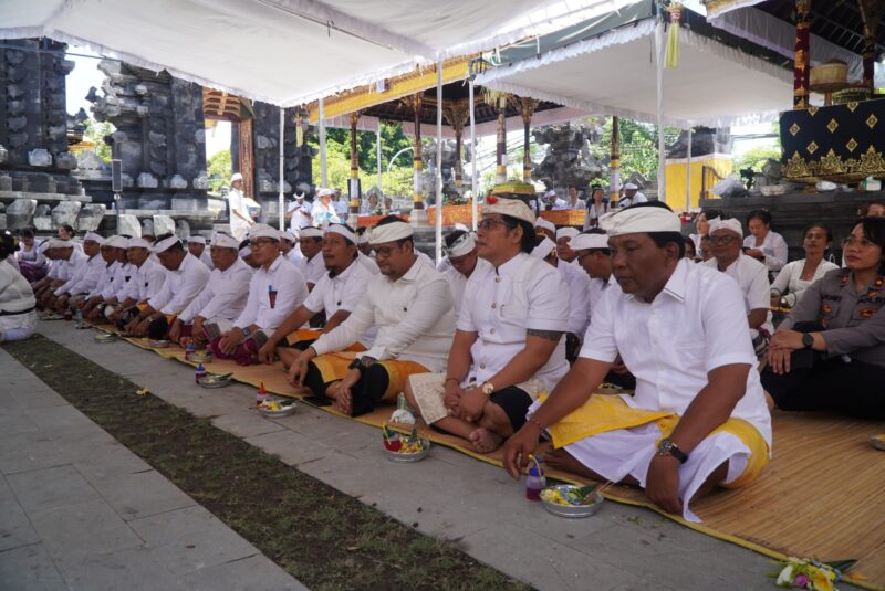 Wakil Bupati Badung Bagus Alit Sucipta Tandatangani Prasasti Karya Mlaspas di Pura Puseh dan Pura Toyaning Desa Adat Kuta