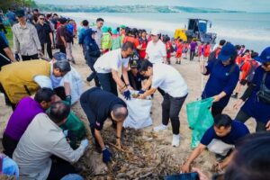 BUPATI BADUNG ADI ARNAWA IKUTI KORVE BERSIH SAMPAH DI PANTAI JIMBARAN