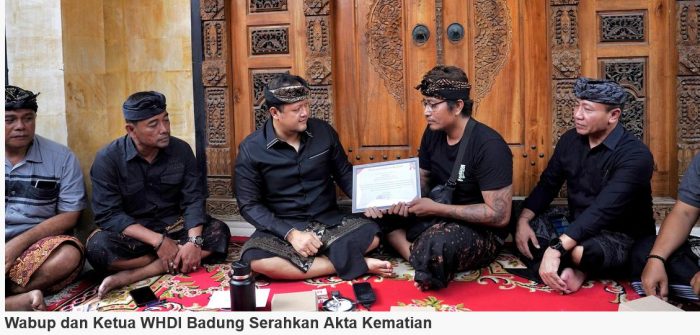 Wabup Bagus Alit Sucipta Serahkan Akta Kematian Langsung ke Keluarga, Dorong Tertib Administrasi
