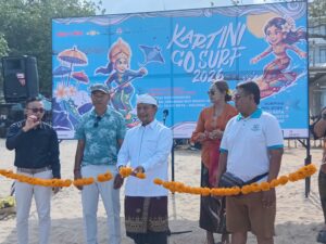 KETUA KOMISI IV DPRD BADUNG HADIRI DAN BUKA KARTINI GO SURF 2026 DI PANTAI KUTA.