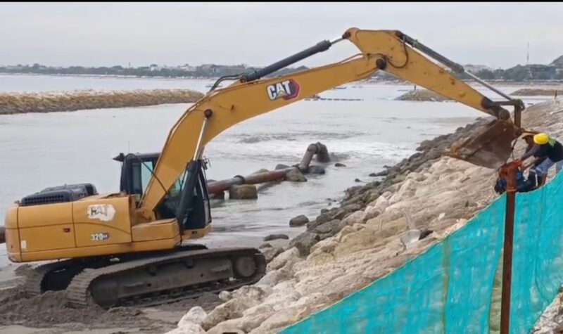 PENGISIAN PASIR DI ZONA 2 PANTAI KUTA DI MULAI