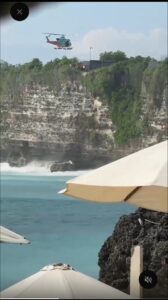 TERJEBAK AIR PASANG, 2 WNA RUSIA DIEVAKUASI MENGGUNAKAN HELI