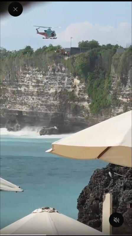 TERJEBAK AIR PASANG, 2 WNA RUSIA DIEVAKUASI MENGGUNAKAN HELI