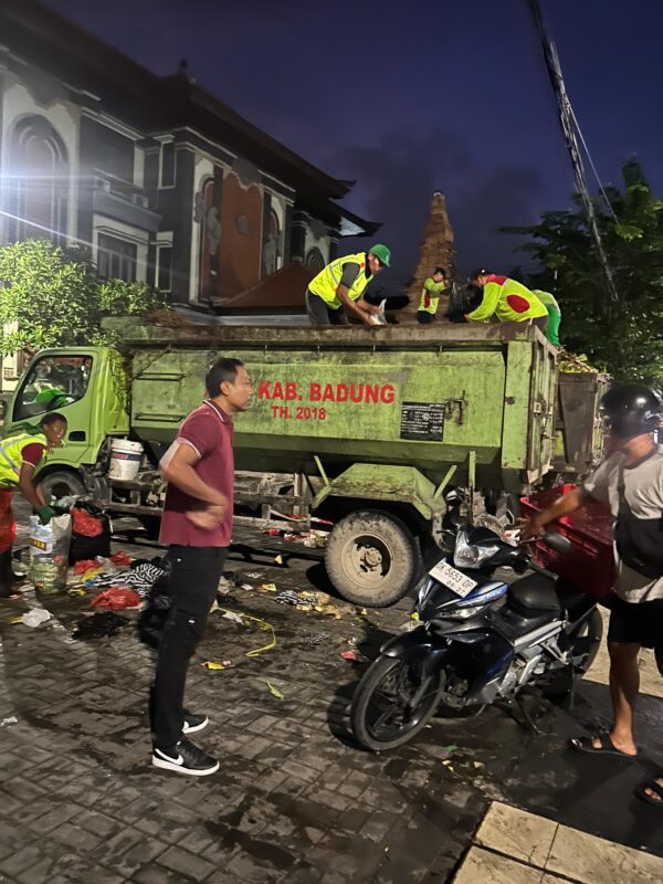 TEGAS, “LURAH KUTA LARANG MENARUH SAMPAH DI ATAS TROTOAR”