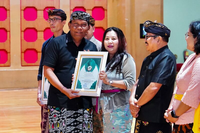 KETUA DPRD BADUNG MENDAMPINGI BUPATI BADUNG ADI ARNAWA HADIRI KOORDINASI DAN EVALUASI PERCEPATAN PENGELOLAAN SAMPAH BERBASIS SUMBER DI SEKTOR PARIWISATA