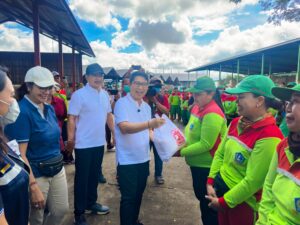 Bupati Serahkan Paket Sembako Kepada Petugas Kebersihan