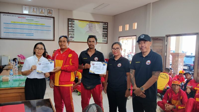 KADISPARDA BADUNG APRESIASI SEMANGAT PROFESIONALISME DALAM PELATIHAN GABUNGAN LIFEGUARD KUTA  DAN  KUTA SELATAN