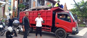 PEDAGANG KAKI LIMA, UMKM DAN TOKO BERJEJARING PENYEBAB BANYAKNYA TUMPUKAN SAMPAH DI KUTA, LEGIAN DAN TUBAN