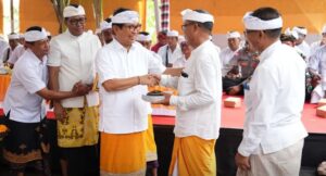 Bupati Adi Arnawa Hadiri Karya Ngenteg Linggih di Desa Adat Semana Abiansemal