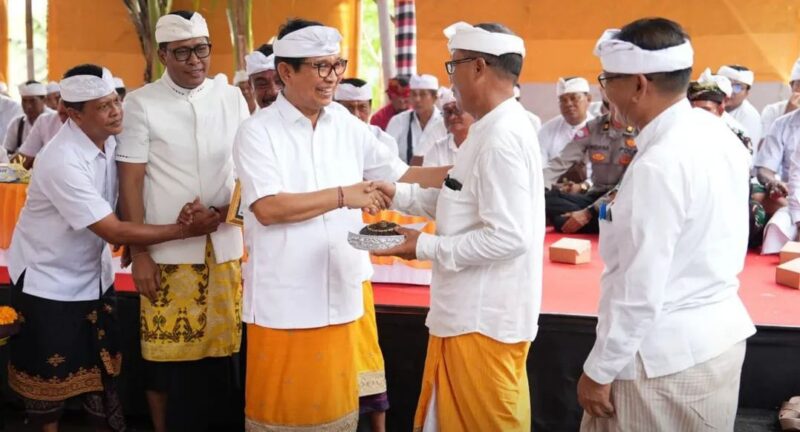 Bupati Adi Arnawa Hadiri Karya Ngenteg Linggih di Desa Adat Semana Abiansemal