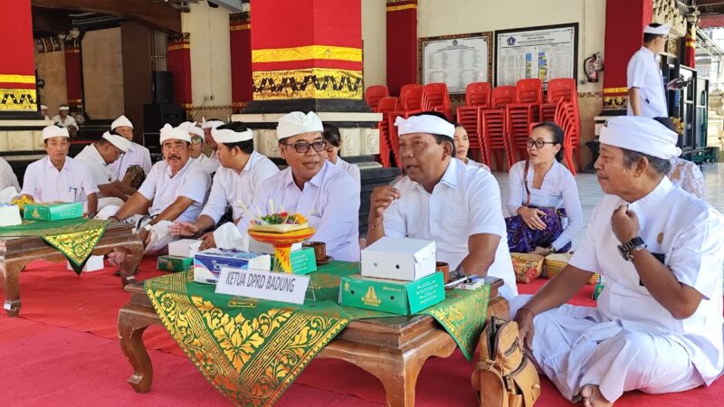 Ketua DPRD Kabupaten Badung Hadiri Upacara Pujawali di Banjar Pesalakan Tuban.